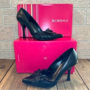 BCBGirls Black Leather Pointy Toe High Heel with Leather Ruffled Bow / Size 7.5M